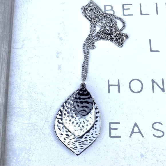 GUESS silver hammered pendant necklace leaf layered long lariat wrap around NEW - Picture 5 of 7